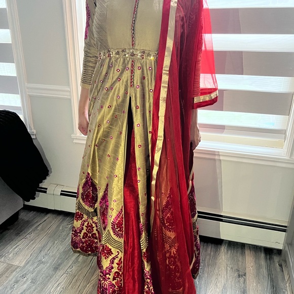 LEHENGA - Picture 9 of 11